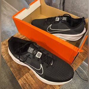 New Men’s Nike Interact Run Size 13